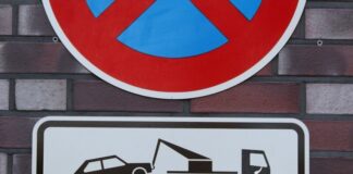 Ein Verkehrsschild weist auf ein Halteverbot hin. Foto: pixabay/symbolbild