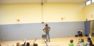 Buchautor Andre Walzer nahm die Grundschulkinder mit auf eine Fantasiereise. Foto: Born Verlag