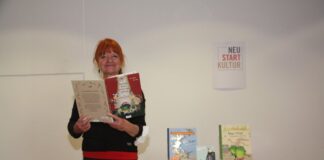 Die Autorin Gerlis Zillgens las für Schülerinnen und Schüler der Minoritenschule aus ihrem aktuellen Buch „Morgen, Tiere, wird’s was geben“. Foto: Stadt Ratingen
