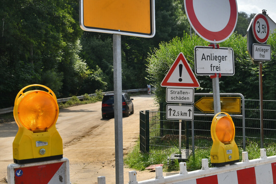 Für den Durchgangsverkehr ist die Straße gesperrt, Anlieger dürfen die SPerren aber umfahren, um zu ihren Häusern zu gelangen. Symbolfoto: Mathias Kehren