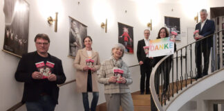 Engagieren sich gemeinsam bei der Aktion "Der geschenkte Platz" des Schauspiel Essen: Schauspielintendant Christian Tombeil, Corinna Erdmann (Pädagogische Leiterin der lernHÄUSER Essen), Susanne Meluzio (Geschäftsführerin des Freundeskreises Theater und Philharmonie Essen), Frank Weßing (Abteilungsleiter Vorstandsstab Sparkasse Essen), Tanja Werth (Assistentin des Vorstandes des Förderturm - Ideen für Essener Kinder e.V.) und Dirk Pomplun (Unternehmenssprecher der Stadtwerke Essen AG). Foto: TUP