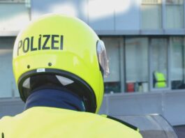 Der Helm eines Motorradpolizisten ist zu sehen. Foto: Polizei/symbolbild