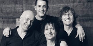 Hosen-Schlagzeuger Vom Ritchie spielt mit der Band Roter Kreis im Mehrgenerationenhaus / Jugendhaus. Foto: Band