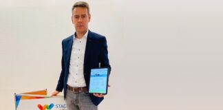 Heiko Schell, Geschäftsführer der Stadtwerke Wülfrath, zeigt die neue Webseite. Foto: Stadtwerke