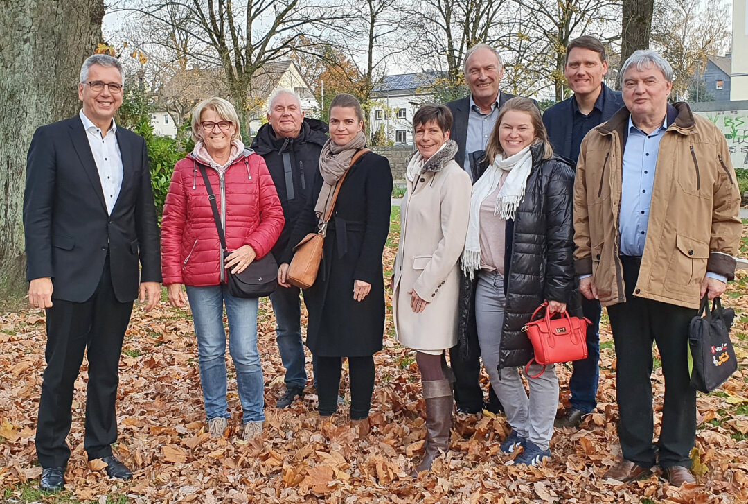 Udo Zimmermann (Vorstandsvorsitzender Sparkasse HRV), Gisela Kusche (Shaolin Association Germany e. V.), Helmut Wulfhorst (50 Nevigeser e. V.), Tüllin Trappen (Waldorf-Förderverein Velbert e. V./Windrather Talschule), Daniela Enskat (HundeSportFreude Ratingen 1959 e. V.), Karl-Wilhelm Wilkesmann (Bürgerstiftung Langenberg e. V.), Janine Lang (TC Hilden im SV Hilden-Ost e. V.), Andreas Siewert (Wendepunkt e. V.), Manfred Hagling (Rhythmus-Chor Velbert-Neviges e. V.) Foto: Sparkasse HRV