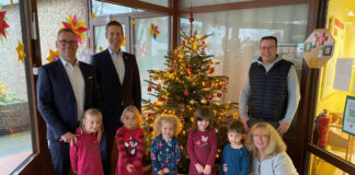 Große Freude über die Weihnachtsbaumspende: Bürgermeister Christoph Schultz (2.v.l.) und Andrea Hollend (u.r.) bedankten sich bei Andre Kowalczyk (1.v.l. mit Tochter) sowie Tobias Wagemann (r.) und Syla Zabeli (Foto). Foto: Syla Zabeli