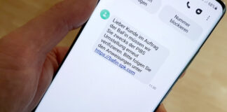 Hand hält Smartphone, Display zeigt Beispiel einer betrügerischen SMS zum Online-Banking. Foto: Verbraucherzentrale NRW