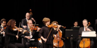 Der diesjährige Gewinner Raphael Gisbertz (Mitte) begeisterte mit seinem Konzert, unter-stützt von der Sinfonietta Ratingen, das Publikum. Foto: Stadt Ratingen