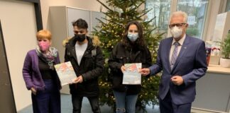 Schulaufsichtsbeamtin Heike Meis, Huseein Al Hami, Selin Kaymaz und Landrat Thomas Hendele. Foto: Kreis Mettmann