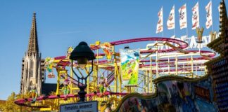 Vor Beginn der 683. Allerheiligenkirmes ist die Achterbahn Wilde Maus aufgebaut. Foto: David Inderlied/dpa/Archivbild