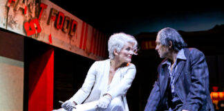 Szene aus Friedrich Dürrenmatts „Der Besuch der alten Dame“ – Wiederaufnahme am 28. Januar 2022 im Grillo-Theater. Foto: Birgit Hupfeld
