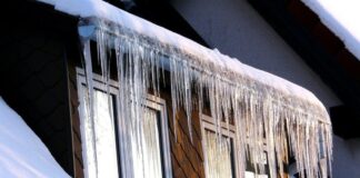 Eiszapfen hängen an einer Regenrinne. Foto: pixabay
