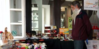 Walter König organisiert den Fair-Trade-Weihnachtsmarkt im Unverpacktladen. Foto: Stadt Ratingen