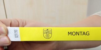 Diese Armbändchen erleichtern die 2G-Kontrolle im Einzelhandel. Foto: Stadt Ratingen