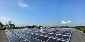 Einige der in 2021 im Rahmen des Förderprogramms bewilligten Maßnahmen wurden bereits realisiert, so wie diese eindrucksvolle PV-Anlage. Die PV-Anlage mit einer Bruttoleistung von 194 kWp wurde auf einem Gewerbedach im Stadtteil Lintorf umgesetzt. Foto: Rebs Zentralschmiertechnik GmbH