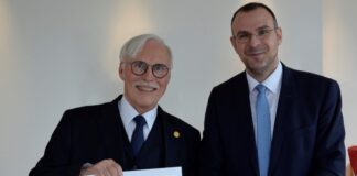 Karl-Heinz Tinter (r.) vom Genossenschaftsverband ehrte Volksbank-Vorstand Lutz Uwe Magney mit der Ehrennadel in Gold. Foto: Volksbank