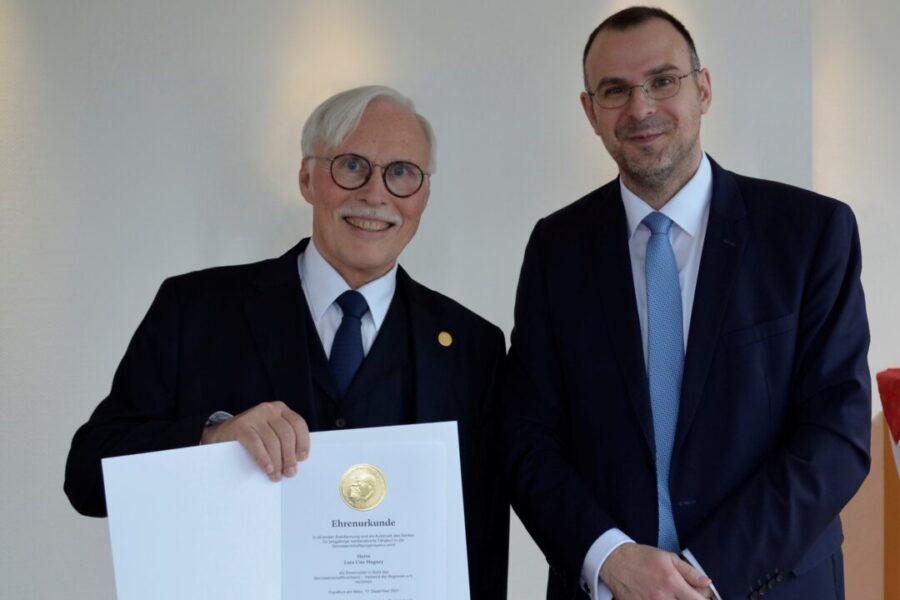 Ehrung Volksbank_Magney Karl-Heinz Tinter (r.) vom Genossenschaftsverband ehrte Volksbank-Vorstand Lutz Uwe Magney mit der Ehrennadel in Gold. Foto: Volksbank