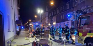 Zimmerbrand in Mehrfamilienhaus - Einsatzkräfte der Feuerwehr Mettmann vor dem Hauseingang. Foto: Feuerwehr Mettmann/Archiv