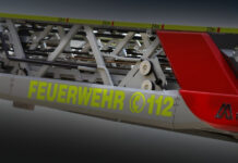 Die Notrufnummer 112 auf einer Drehleiter der Feuerwehr. Foto: Volkmann