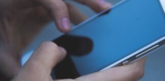 Eine Frau hält ein Smartphone in der Hand. Foto: pixabay/symbolbild
