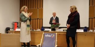 Bürgermeisterin Sandra Pietschmann und Walter Brühland, Vorsitzender der VHS-Verbandsversammlung, haben die Verdienste der langjährigen VHS-Leiterin Barbara Lorenz-Allendorff gewürdigt. Foto: Kreisstadt Mettmann
