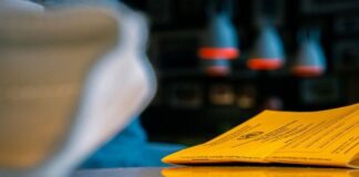 Ein Impfpass liegt auf einem Tisch. Foto: pixabay