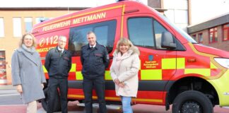 Bürgermeisterin Sandra Pietschmann, Marco Zerweiss, Leiter der Feuerwehr, Marcus Wolff, stellvertretender Leiter des Amtes für Feuerschutz und Rettungswesen, und Kämmerin Veronika Traumann (von links) haben den neuen Einsatzleitwagen in Dienst gestellt. Foto: Kreisstadt Mettmann