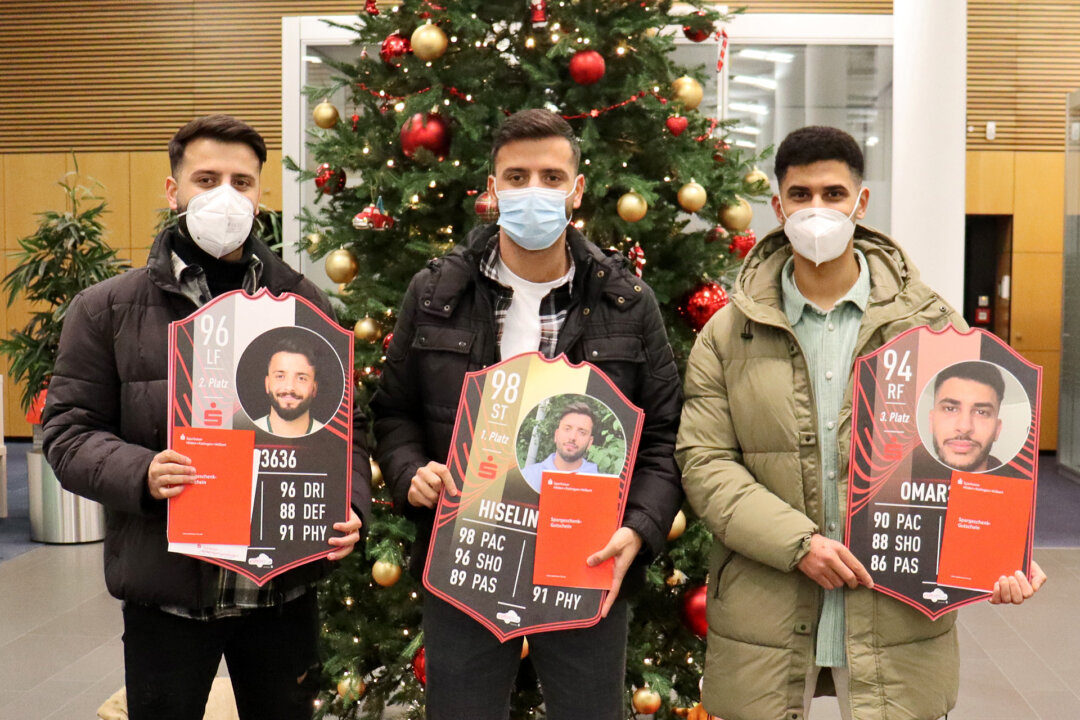 Im Bild die drei siegreichen E-Kicker (v. l.): Baran Calis, Bedirhan Calis und Omar Essahel El Alaoui. Foto: Sparkasse HRV