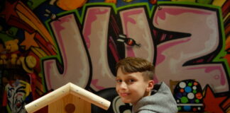 Jayden (10 Jahre) freut sich auf das Bauen von Vogelfutterhäusern im Eggerscheidter Jugendtreff. Foto: Stadt Ratingen