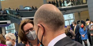 Bundestagsabgeordnete Kerstin Griese mit Bundeskanzler Olaf Scholz (beide SPD). Foto: Katja Mast