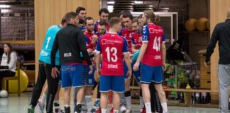 Die Ratinger auf dem Spielfeld. Foto: Ronny Rehbein