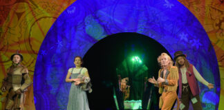 Benno Schulz, Joana Tscheinig, Stefan Diekmann, Gregor Henze in der Inszenierung "Der Zauberer von Oz" nach dem Kinderbuch von Lyman Fran Baum in der Bühnenfassung von Anne Spaeter; Inszenierung von Anne Spaeter. Foto: Martin Kaufhold