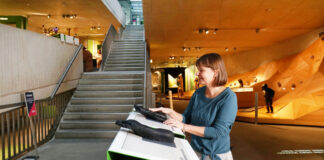 Tamara Ströter an einer der Taststationen im Neanderthal-Museum. Foto: Museum