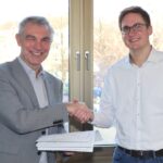 Bürgermeister Klaus Pesch gratulierte Leonhard Sibbing, dem neuen Geschäftsführer der Ratingen Marketing GmbH. Foto: Stadt Ratingen