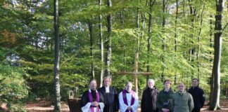 Andacht zur Einweihung des Ruhewaldes Lintorfer Mark im Herbst 2021 (v.l.n.r.): Pfarrer Oliver Dregger, Pfarrer Dr. Steffen Weishaupt, Pfarrer Benedikt Zervosen, Bürgermeister Klaus Pesch, Graf August von Spee, Graf Wilhelm von Spee, Dr. Eberhard Piest, Leiter der Spee’schen Forstbetriebe. Foto: Stadt Ratingen