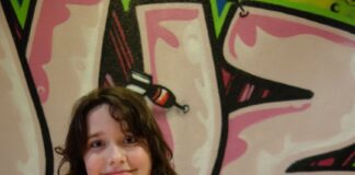 Marie (Foto) aus Eggerscheidt zeigt, wie der zusammengebaute Nistkasten für Singvögel aussieht. Foto: Stadt Ratingen