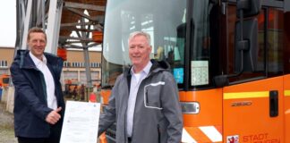 Stadtkämmerer und Umweltdezernent Martin Gentzsch (links) und Stefan Elias, Abteilungsleiter im Amt Kommunale Dienste, freuen sich über den Förderbescheid des Landes für die Anschaffung von zwei wasserstoffbetriebenen Müllfahrzeugen. Foto: Stadt Ratingen