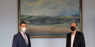 Bürgermeister Christoph Schultz (l.) begrüßte den Bundestagsabgeordneten Dr. Klaus Wiener (r.) im Rathaus. Foto: Stadt Erkrath