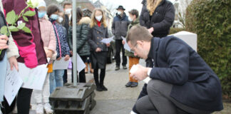 Bürgermeister Christoph Schultz bei der Politur des Gedenkstein Bertha Mayers. Foto: Stadt Erkrath
