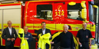 Bürgermeister Pesch mit dem stellvertretenden Vorsitzenden Manfred Dörr, Joachim Voss, Hans Kraft sowie Feuerwehrleiter René Schubert. Foto: Feuerwehr Ratingen