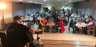 Noch sitzt das Publikum und lauscht dem Sound von Dr. Mojo. Foto: AWO