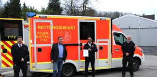 Bürgermeister Rainer Ritsche (2.v. l) überreicht Carlos Ripoll, Leiter des Lhoist-Werks Flandersbach (Mitte), die Ehrung im Beisein des stellv. Leiters der Feuerwehr Wülfrath, Florian Gerstacker (re.) , sowie des stellv. Amtsleiters, Marc Friedrich (li.) Foto: Stadt Wülfrath