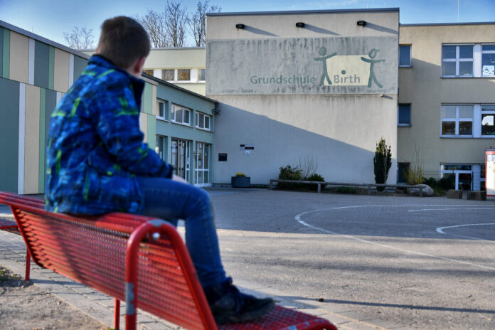 Zuviele Schüler mit Corona: Die Grundschule in Birth ist im Distanzunterricht. Archivfoto: Mathias Kehren