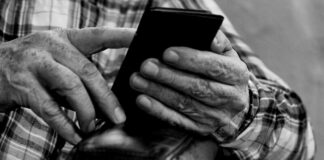 Ein Senior tippt an einem Handy. Foto: pixabay/symbolbild