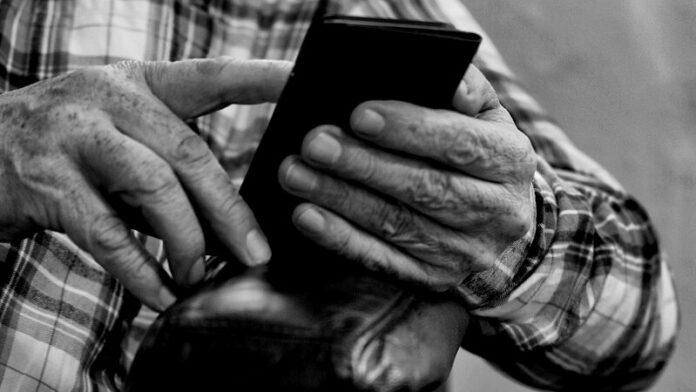 Ein Senior tippt an einem Handy. Foto: pixabay/symbolbild