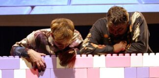 Das Theaterkollektiv "Bäklaba" auf der Bühne. Foto: Theater