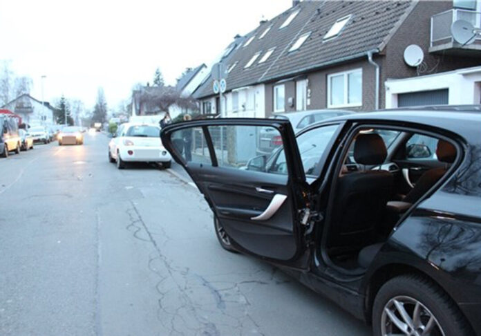 Vor allem die Tür des BMW wurde beschädigt. Foto: Polizei