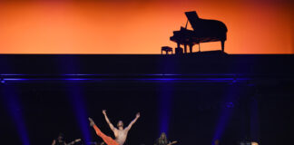 Moisés León Noriega in "Rock around Barock" - ein Ballettabend von Ben Van Cauwenbergh mit der Rockband Mallet im Aalto-Theater Essen. Foto: Bettina Stöß