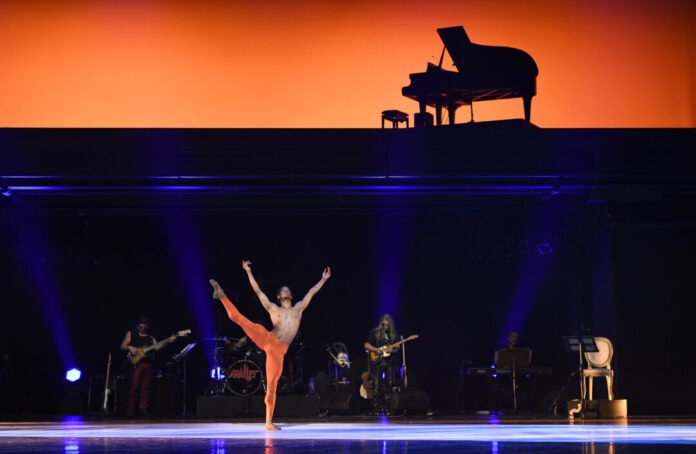 Moisés León Noriega in "Rock around Barock" - ein Ballettabend von Ben Van Cauwenbergh mit der Rockband Mallet im Aalto-Theater Essen. Foto: Bettina Stöß