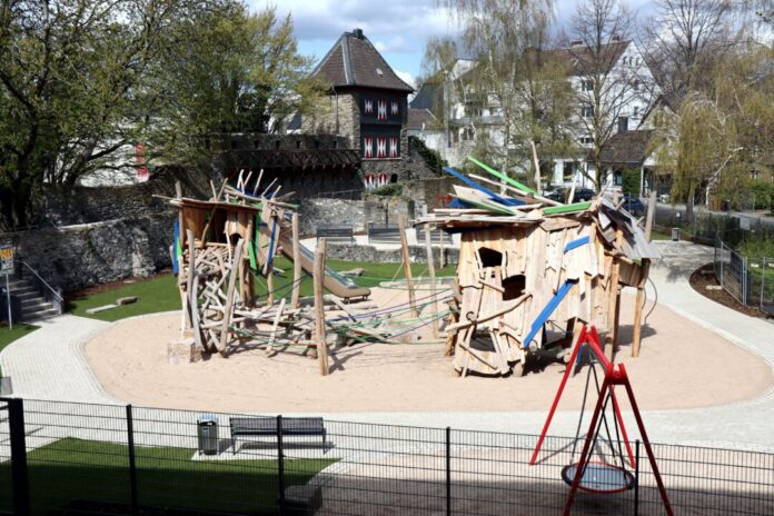 Der Drachenspielplatz am Rathaus. Foto: Stadt Ratingen